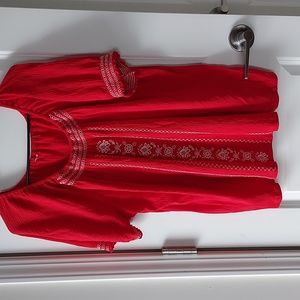 Short sleeve top with embroidery on sleeve and front red/white